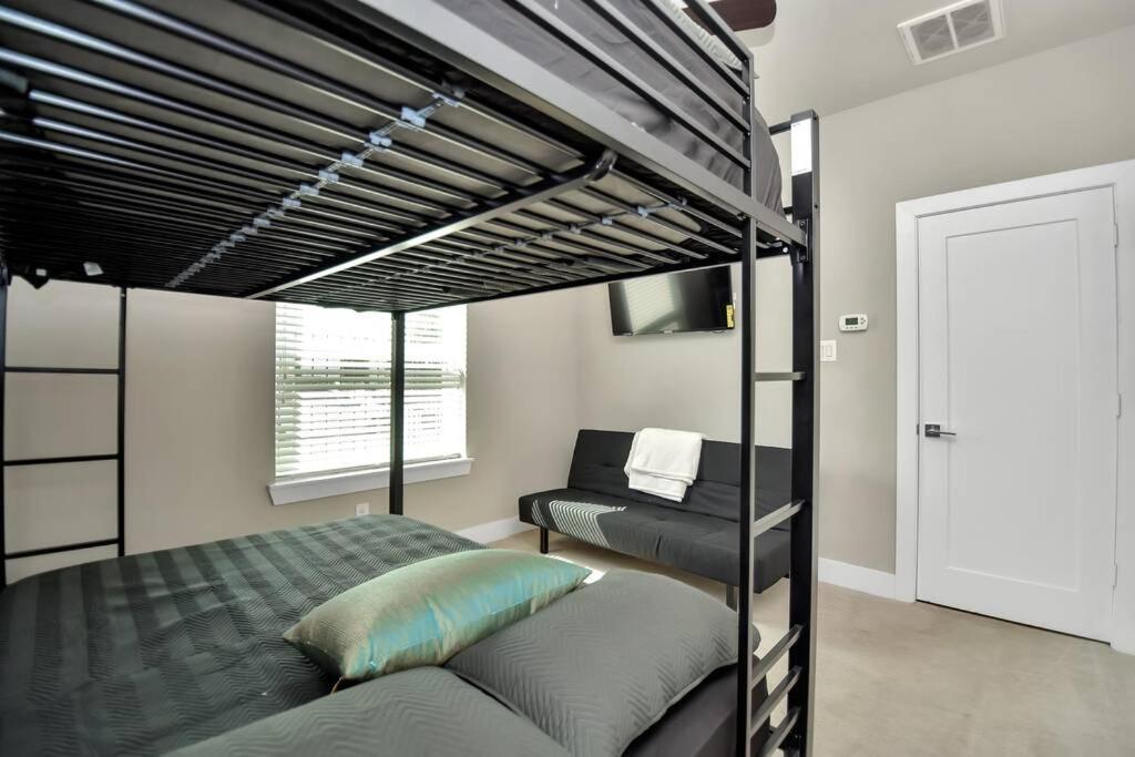 Amazing Rooftop! Downtown Skyline Views!!! Sleeps 15 ヒューストン エクステリア 写真