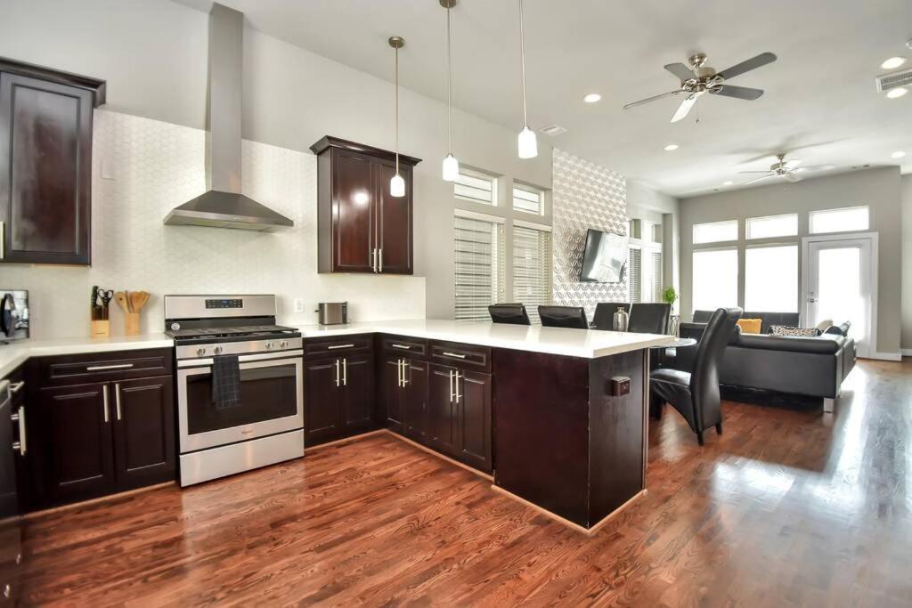 Amazing Rooftop! Downtown Skyline Views!!! Sleeps 15 ヒューストン エクステリア 写真