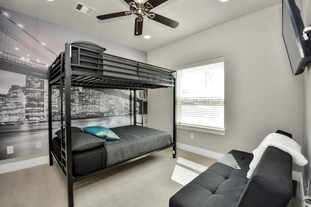 Amazing Rooftop! Downtown Skyline Views!!! Sleeps 15 ヒューストン エクステリア 写真